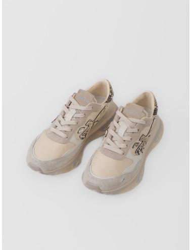 Zapatilla crema Premiata Lauryn 8183 con logo efecto pitón y suela gráfica