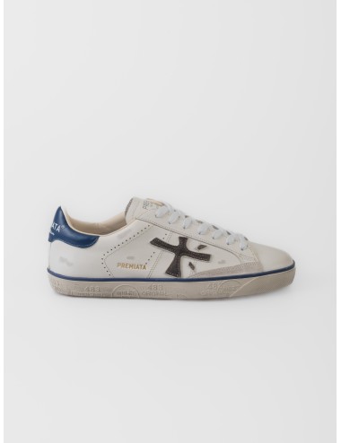 Zapatilla blanca Premiata Steven 7503 con logo lateral oscuro, talón azul y suela gráfica