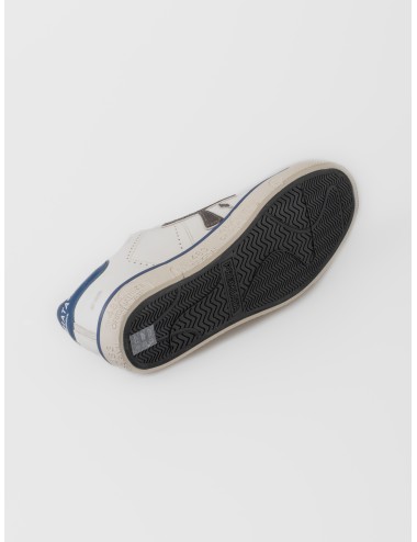 Zapatilla blanca Premiata Steven 7503 con logo lateral oscuro, talón azul y suela gráfica