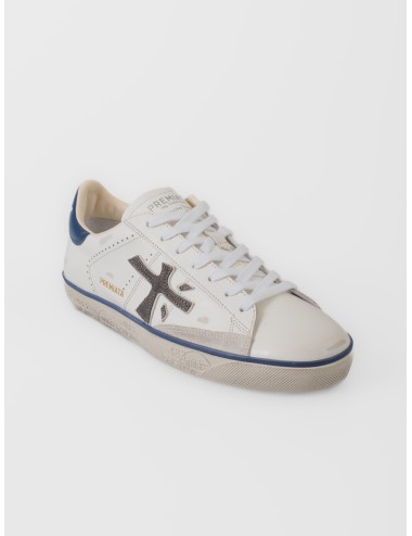 Zapatilla blanca Premiata Steven 7503 con logo lateral oscuro, talón azul y suela gráfica