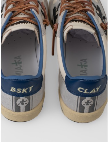 Zapatilla blanco roto Premiata BSKTCLAY 7617 con refuerzos en ante, talón azul y suela gráfica