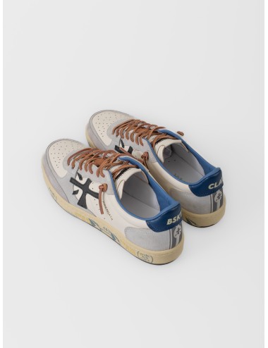 Zapatilla blanco roto Premiata BSKTCLAY 7617 con refuerzos en ante, talón azul y suela gráfica