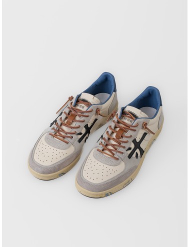 Zapatilla blanco roto Premiata BSKTCLAY 7617 con refuerzos en ante, talón azul y suela gráfica