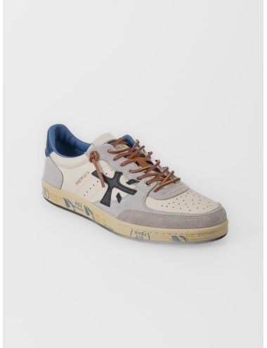 Zapatilla blanco roto Premiata BSKTCLAY 7617 con refuerzos en ante, talón azul y suela gráfica