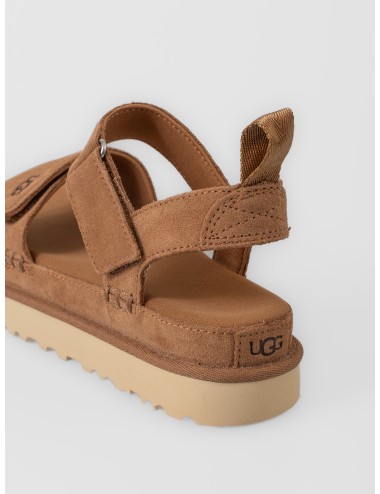 Sandalia chestnut UGG Goldenstar con tiras ajustables de velcro y suela gruesa dentada