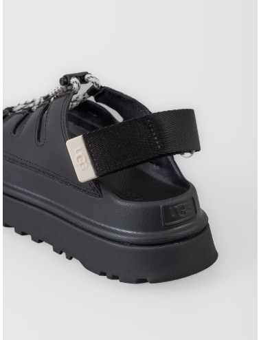 Sandalia negra UGG GoldenGlow Toggle con cordón ajustable, tira trasera y suela de plataforma