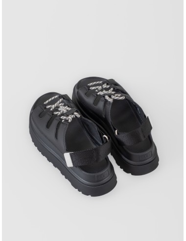 Sandalia negra UGG GoldenGlow Toggle con cordón ajustable, tira trasera y suela de plataforma