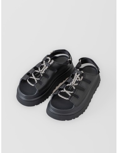 Sandalia negra UGG GoldenGlow Toggle con cordón ajustable, tira trasera y suela de plataforma