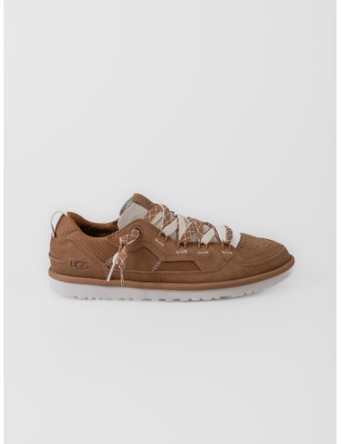 Zapatilla chestnut UGG Minimel con doble cordón, acabado en ante y perfil bajo