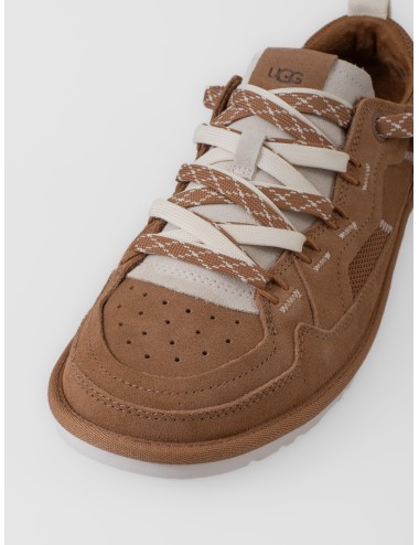 Zapatilla chestnut UGG Minimel con doble cordón, acabado en ante y perfil bajo