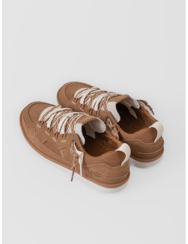 Zapatilla chestnut UGG Minimel con doble cordón, acabado en ante y perfil bajo