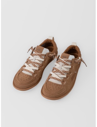 Zapatilla chestnut UGG Minimel con doble cordón, acabado en ante y perfil bajo