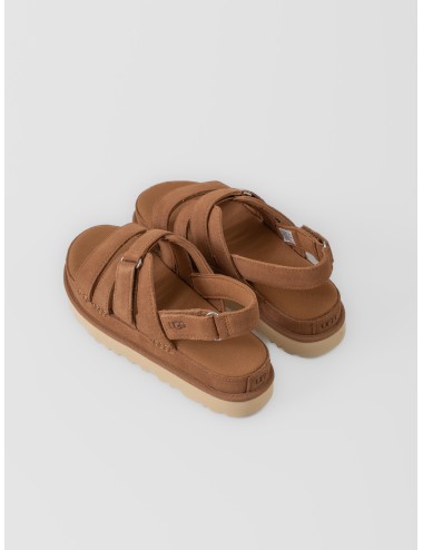 Sandalia chestnut UGG Goldenstar Gleam con tiras cruzadas y suela ligera dentada