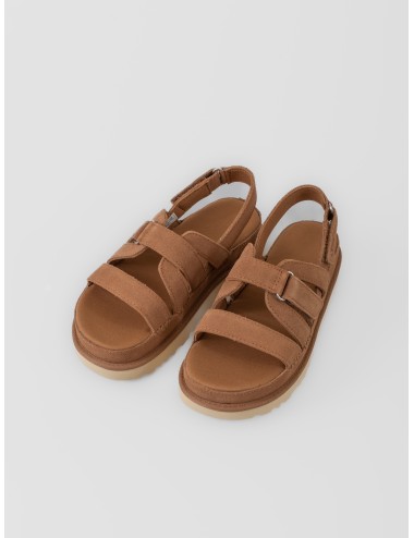 Sandalia chestnut UGG Goldenstar Gleam con tiras cruzadas y suela ligera dentada