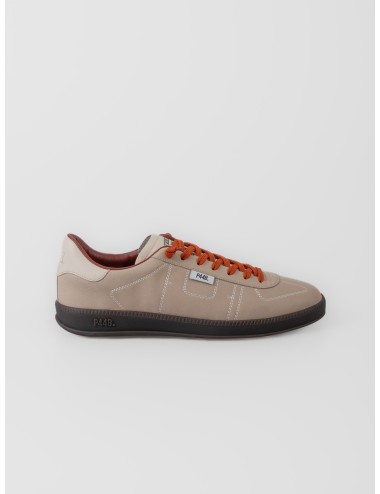 Zapatilla beige P448 Monza con cordones naranja, pespuntes en contraste y suela oscura