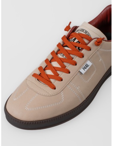 Zapatilla beige P448 Monza con cordones naranja, pespuntes en contraste y suela oscura