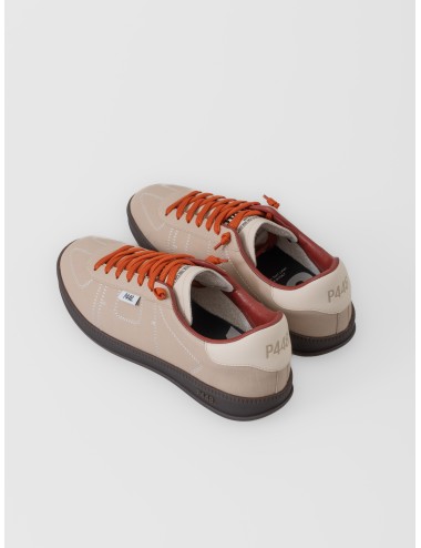 Zapatilla beige P448 Monza con cordones naranja, pespuntes en contraste y suela oscura