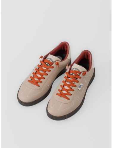 Zapatilla beige P448 Monza con cordones naranja, pespuntes en contraste y suela oscura