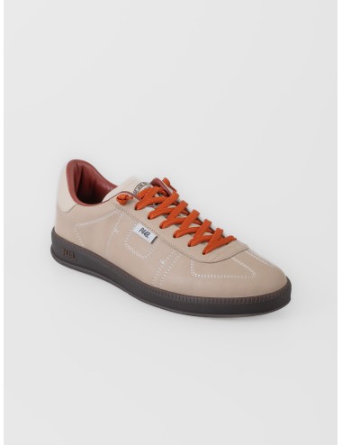 Zapatilla beige P448 Monza con cordones naranja, pespuntes en contraste y suela oscura