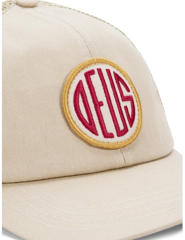 Gorra safari Deus Ex Machina Pill Trucker con parche circular bordado y malla trasera