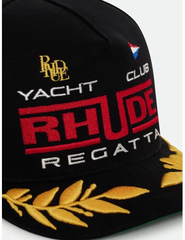 Gorra negra Rhude Regatta Club Hat con bordados Yacht Club y detalle dorado en visera