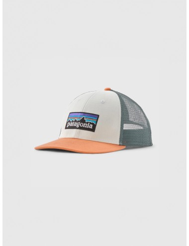 Gorra blanca y peach Patagonia P-6 Logo Pro Trucker unisex con malla trasera y parche frontal