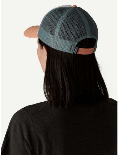 Gorra blanca y peach Patagonia P-6 Logo Pro Trucker unisex con malla trasera y parche frontal