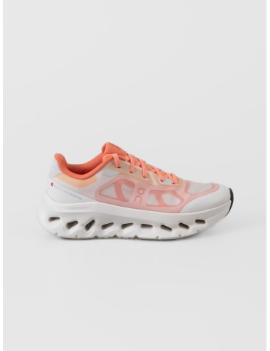 Zapatilla coral y marfil On Cloudtilt Remix con upper translúcido y suela CloudTec Phase™