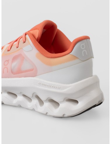 Zapatilla coral y marfil On Cloudtilt Remix con upper translúcido y suela CloudTec Phase™