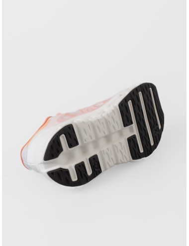 Zapatilla coral y marfil On Cloudtilt Remix con upper translúcido y suela CloudTec Phase™