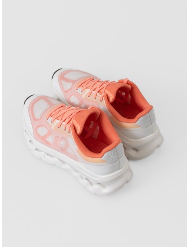 Zapatilla coral y marfil On Cloudtilt Remix con upper translúcido y suela CloudTec Phase™