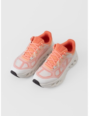 Zapatilla coral y marfil On Cloudtilt Remix con upper translúcido y suela CloudTec Phase™