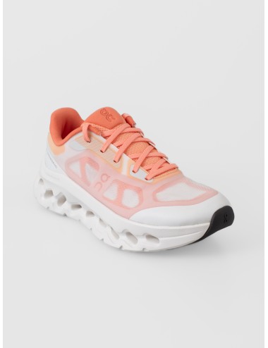 Zapatilla coral y marfil On Cloudtilt Remix con upper translúcido y suela CloudTec Phase™