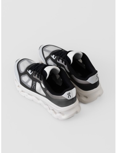 Zapatilla negra y marfil On Cloudtilt Remix con upper translúcido y suela de gran volumen