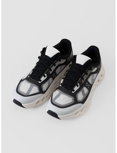 Zapatilla negra y marfil On Cloudtilt Remix con upper translúcido y suela de gran volumen