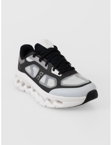 Zapatilla negra y marfil On Cloudtilt Remix con upper translúcido y suela de gran volumen