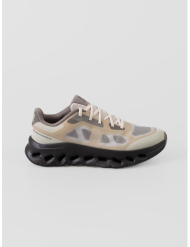 Zapatilla beige y gris topo On Cloudtilt Remix con upper translúcido y suela voluminosa oscura