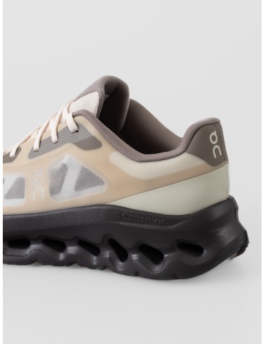 Zapatilla beige y gris topo On Cloudtilt Remix con upper translúcido y suela voluminosa oscura
