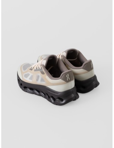 Zapatilla beige y gris topo On Cloudtilt Remix con upper translúcido y suela voluminosa oscura