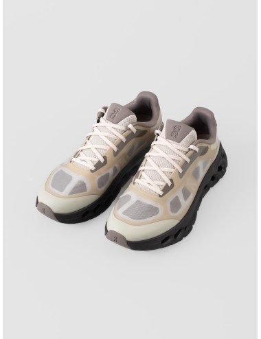 Zapatilla beige y gris topo On Cloudtilt Remix con upper translúcido y suela voluminosa oscura