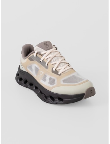 Zapatilla beige y gris topo On Cloudtilt Remix con upper translúcido y suela voluminosa oscura