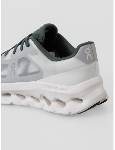 Zapatilla blanca y verde oliva On Cloudtilt Remix con upper translúcido y suela voluminosa