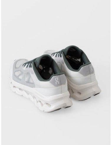 Zapatilla blanca y verde oliva On Cloudtilt Remix con upper translúcido y suela voluminosa