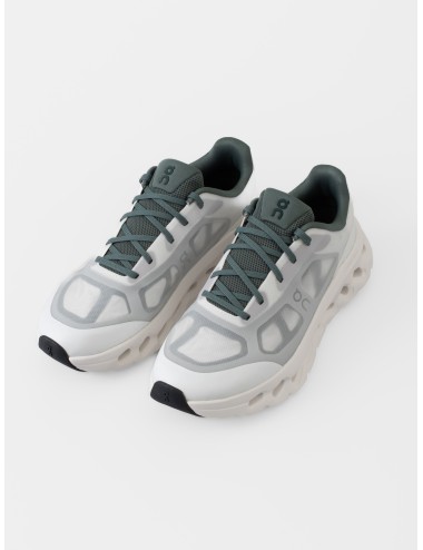 Zapatilla blanca y verde oliva On Cloudtilt Remix con upper translúcido y suela voluminosa