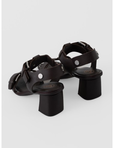 Sandalia de tacón marrón oscuro ASH Criss con hebillas metálicas y puntera cuadrada con tachas