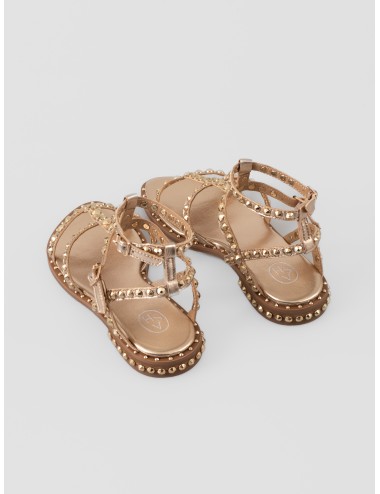 Sandalia plana dorada ASH Precious con tiras cruzadas, hebillas al tobillo y tachas metálicas