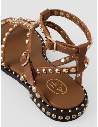 Sandalia plana marrón ASH Precious con tiras cruzadas, hebillas al tobillo y tachas doradas