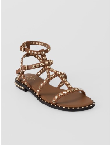 Sandalia plana marrón ASH Precious con tiras cruzadas, hebillas al tobillo y tachas doradas