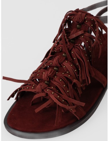 Sandalia plana burdeos ASH Panic con flecos en el empeine, hebilla al tobillo y tachas metálicas