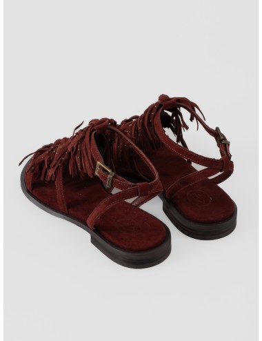 Sandalia plana burdeos ASH Panic con flecos en el empeine, hebilla al tobillo y tachas metálicas